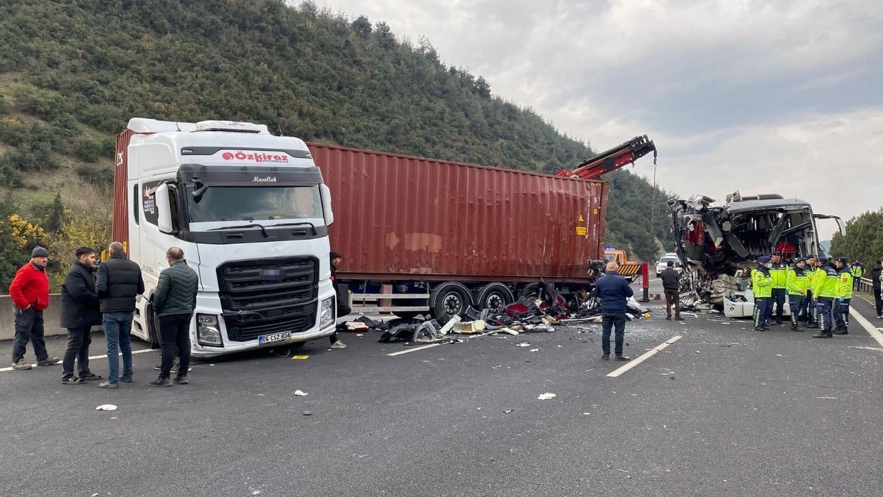 Yolcu Otobüsü Tıra Çarptı (2)