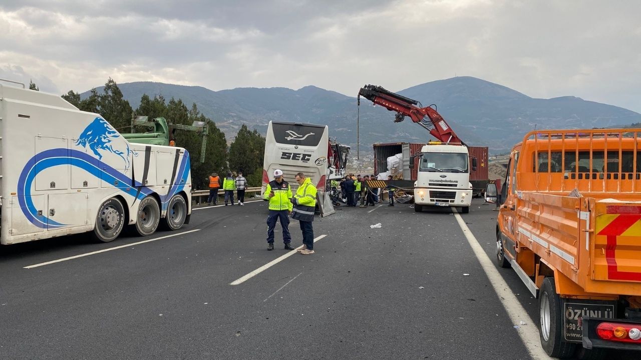 Yolcu Otobüsü Tıra Çarptı (5)