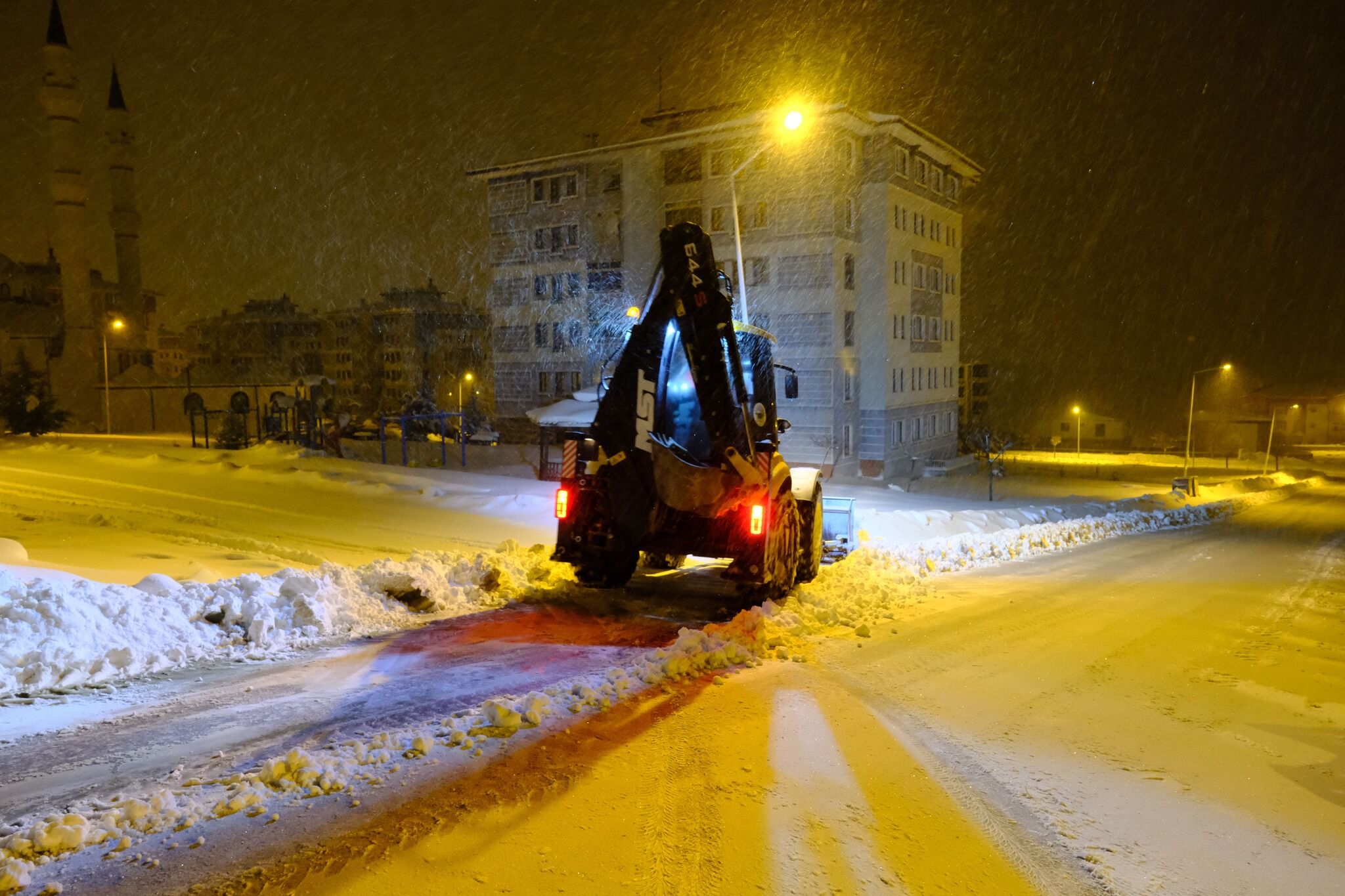 Akdağmadeni'nde Karla Mücadele Ediliyor (1)
