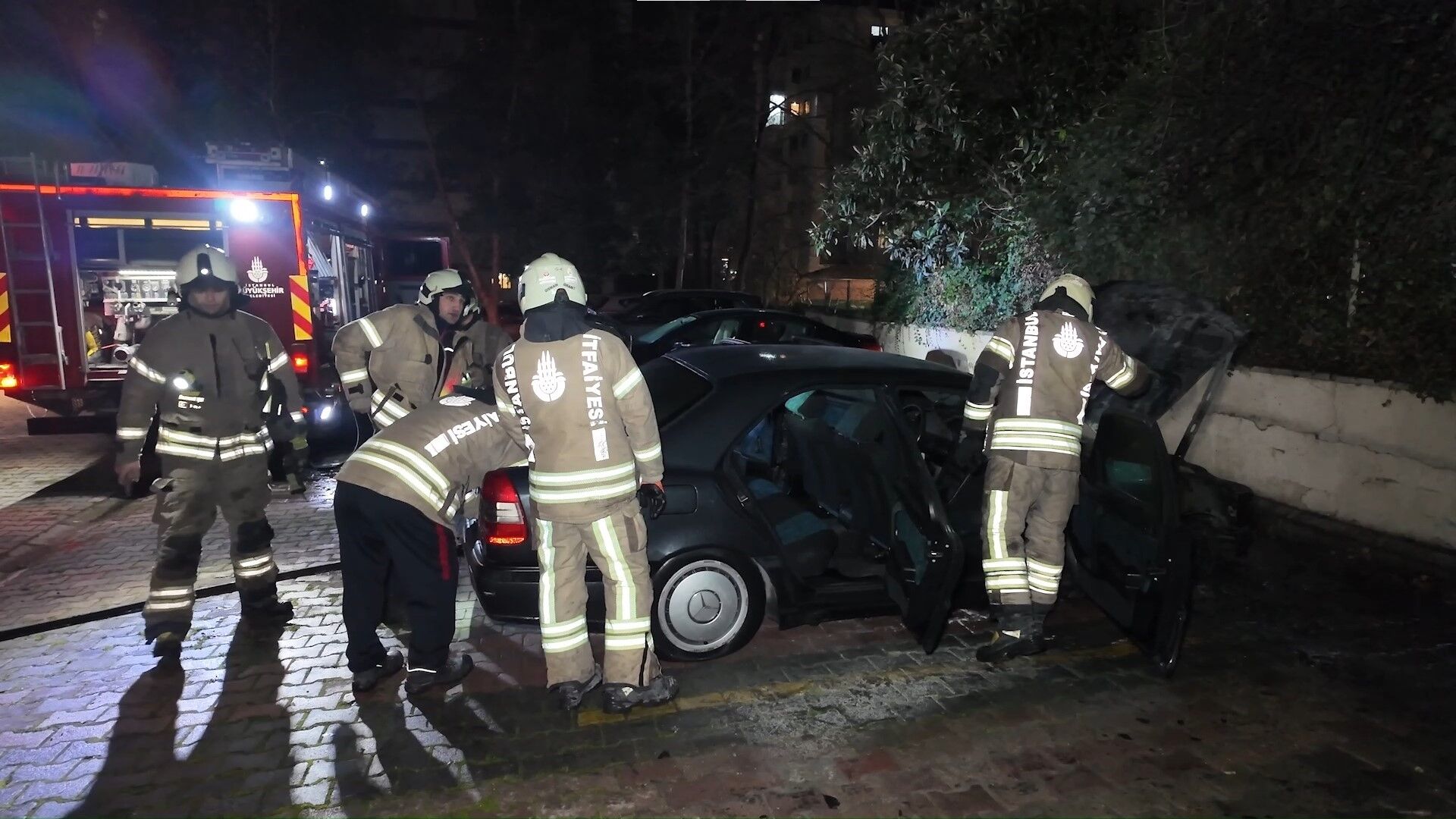 Korku Dolu Anlar Apartman Otoparkında Otomobil Alev Aldı (2)