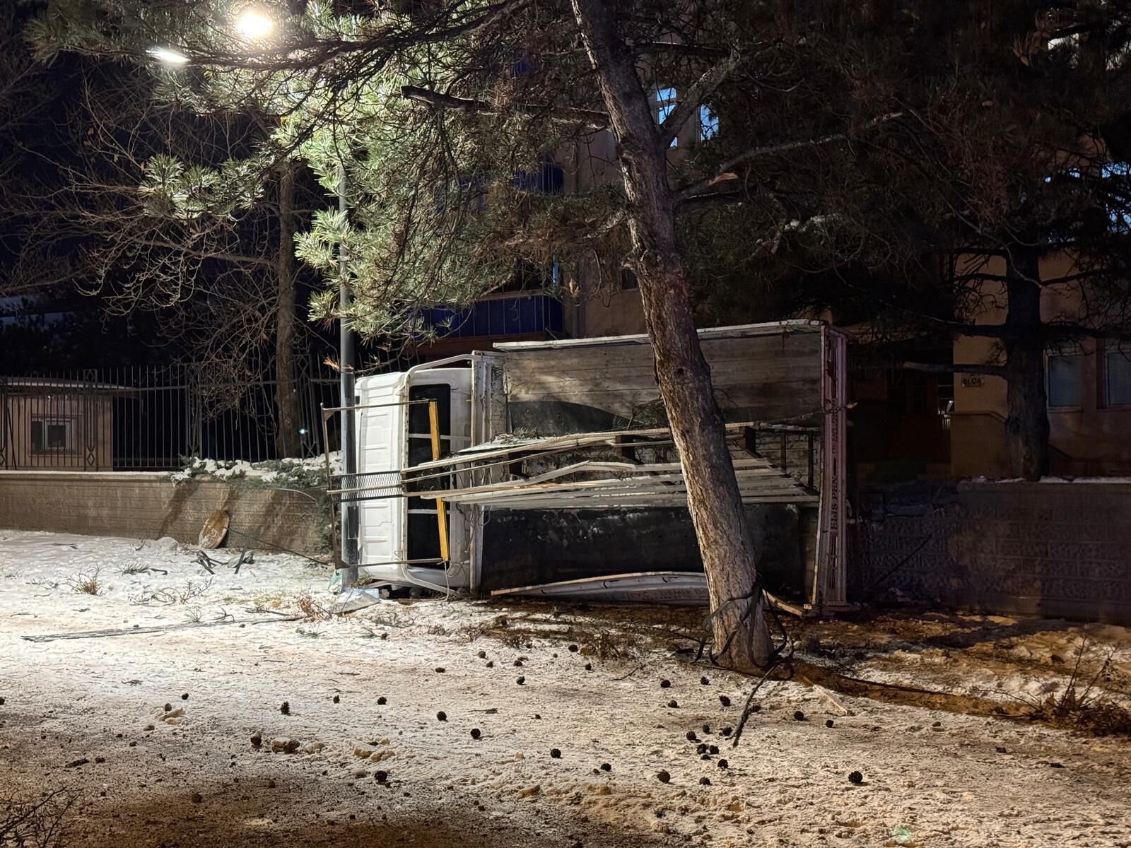 Otomobil Ile Kamyonet Çarpıştı 4 Kişi Yaralandı! (3)