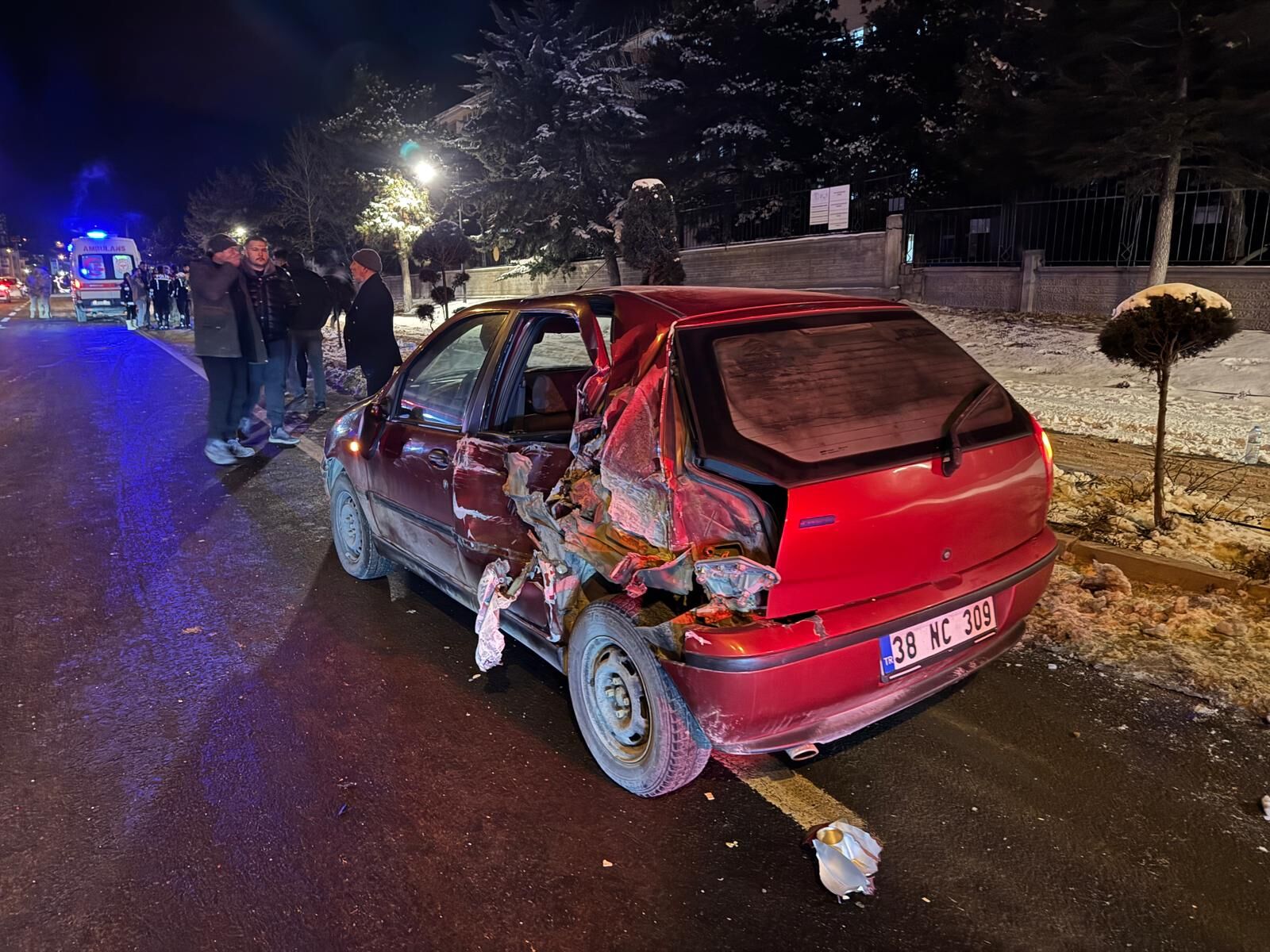 Otomobil Ile Kamyonet Çarpıştı 4 Kişi Yaralandı! (4)