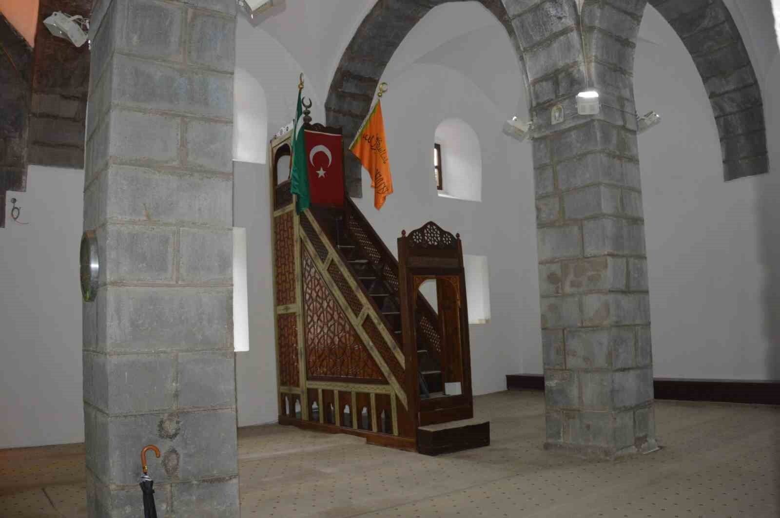 881 Yıllık Tarihi Cami (2)