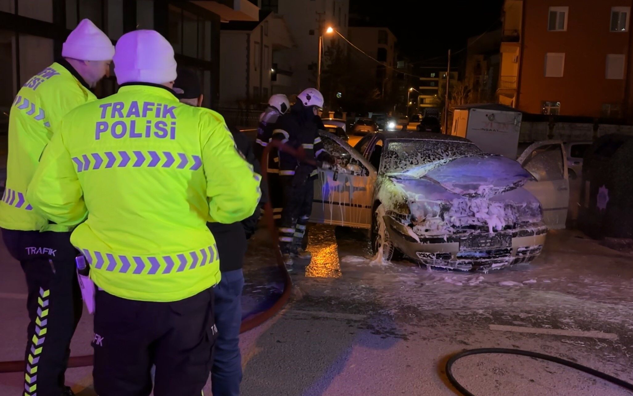 Yanan Araca Antifiriz Döktü (2)
