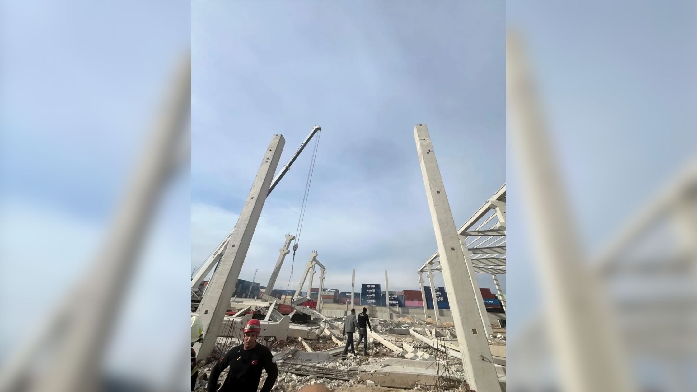 İnşaat şantiyesinde beton blokları devrildi: 2'si ağır 3 kişi yaralandı