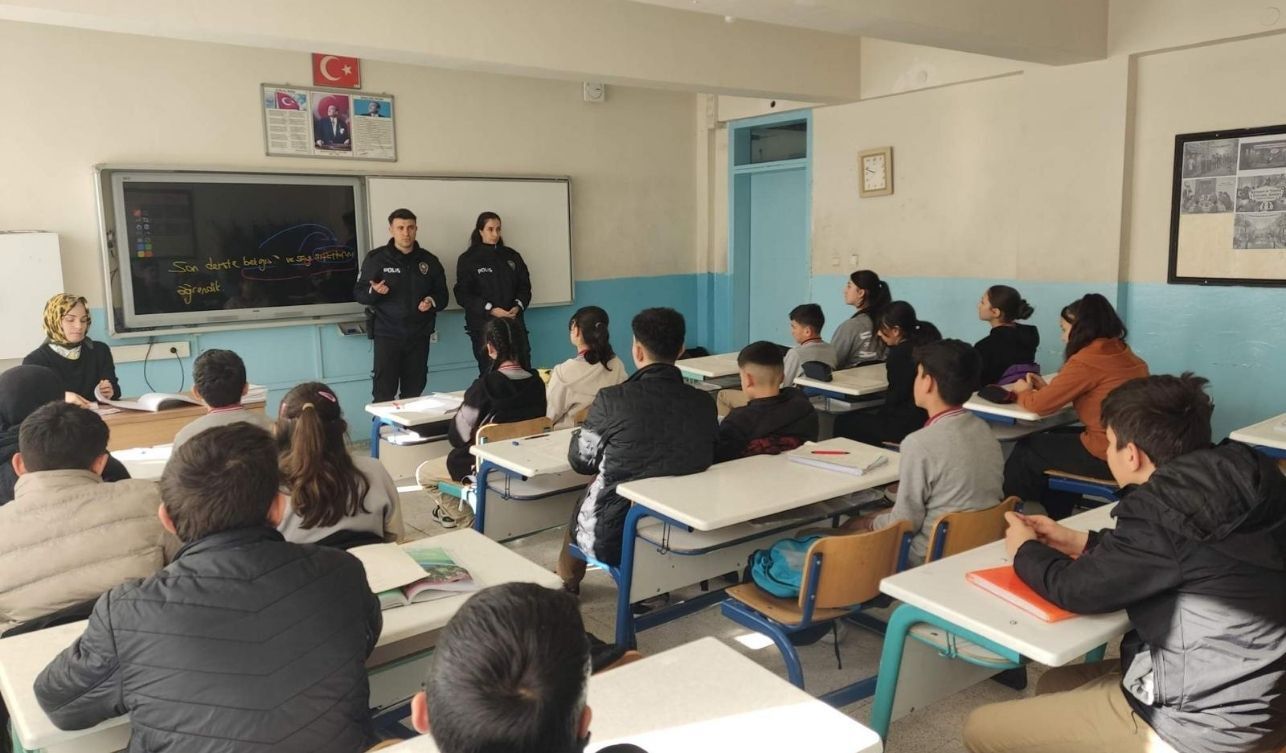 Kadışehri Ilçe Emniyetinden Öğrencilere Bilgilendirme Eğitimi (2)