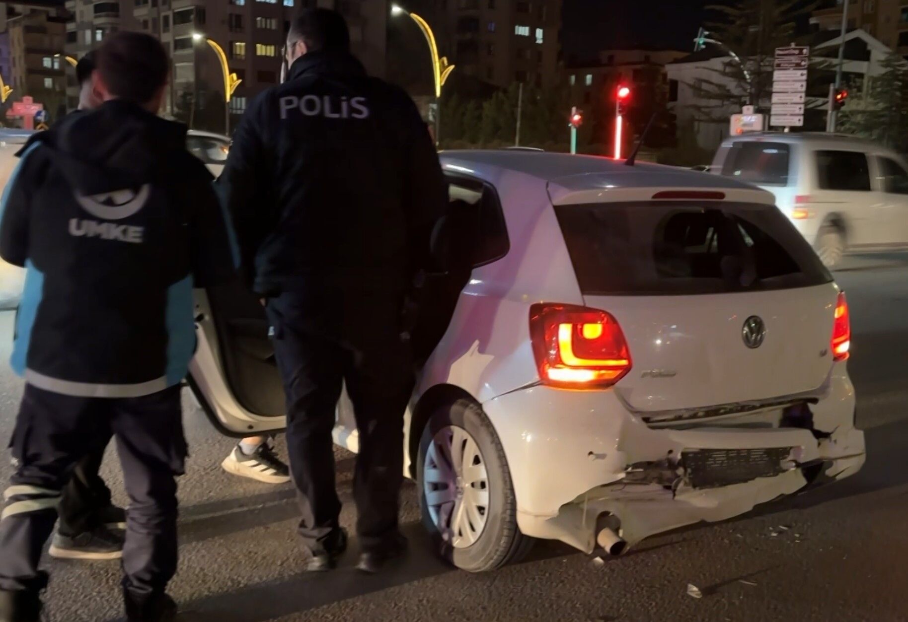 Kırmızı Işıkta Duran Otomobile Arkadan Çarptı! (2)