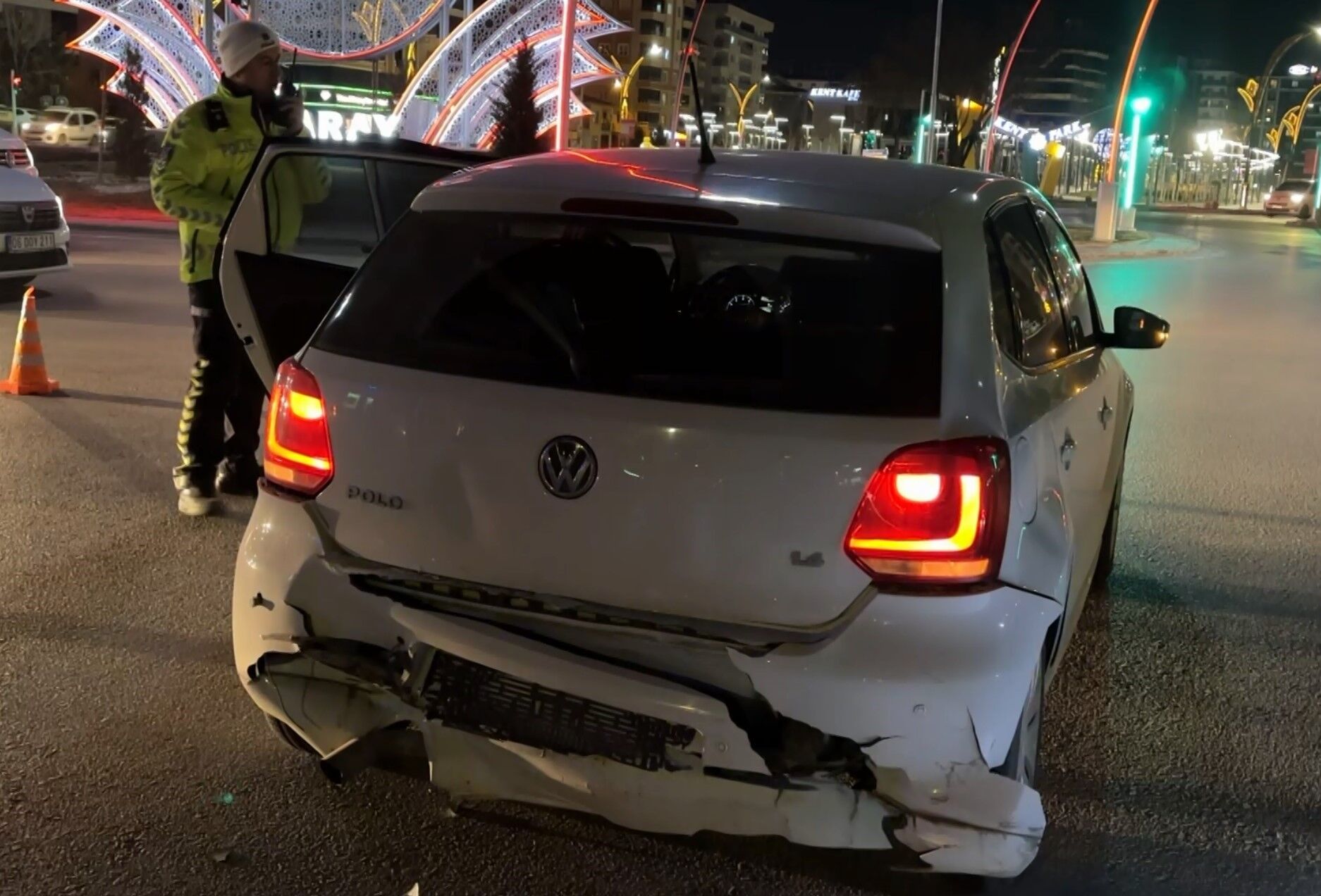 Kırmızı Işıkta Duran Otomobile Arkadan Çarptı! (4)