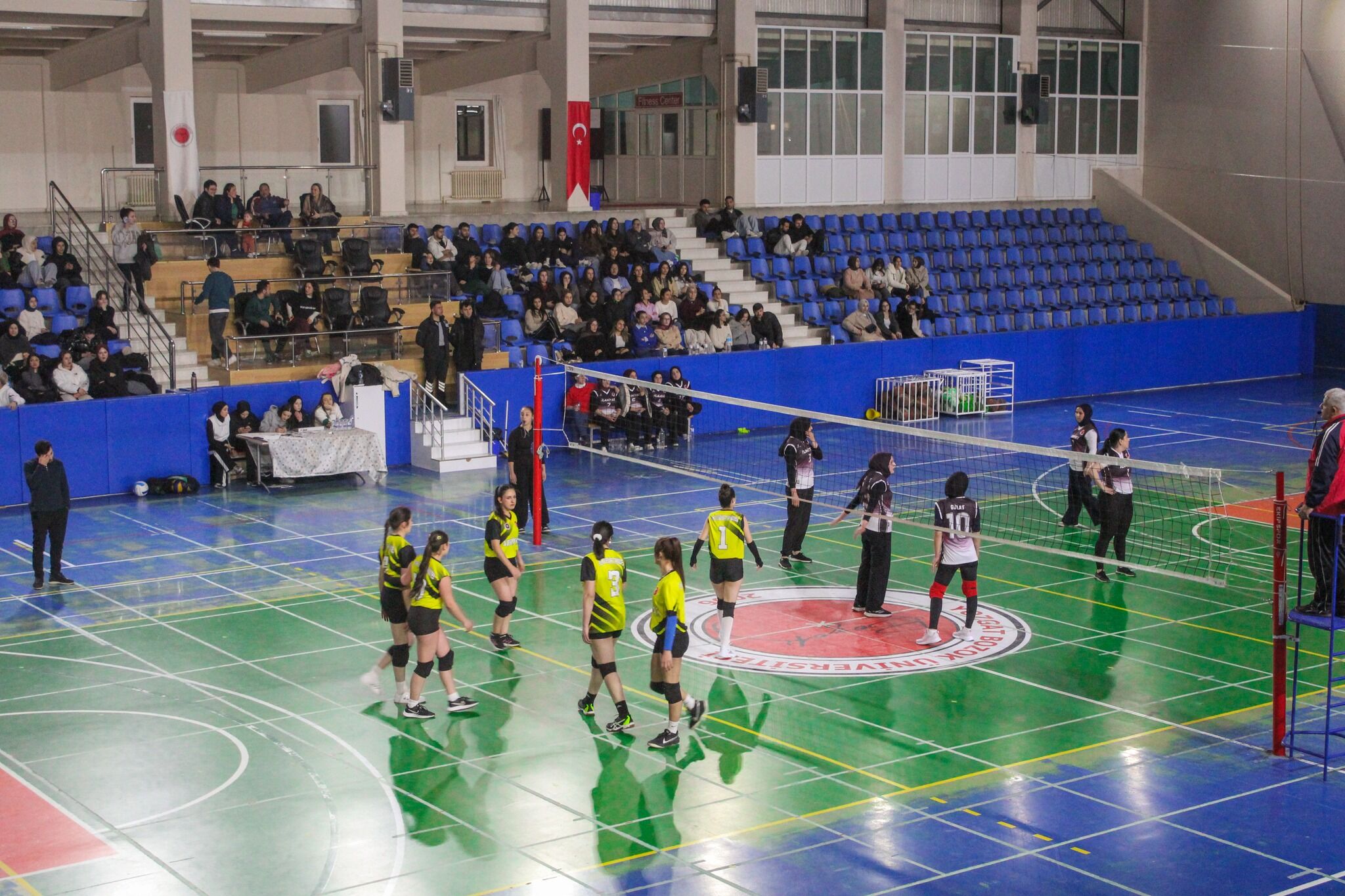Yozgat Bozok Üniversitesinde Öğrenciler Arasında Spor Kültürünü Yaygınlaştırmak Ve Fakülteler Arası Etkileşimi Artırmak Amacıyla Düzenlenen “Yobü Kadınlar Voleybol Akşam Ligi” Başladı. (1)