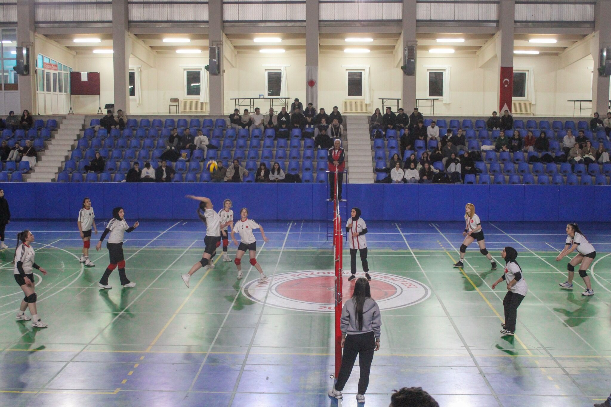 Yozgat Bozok Üniversitesinde Öğrenciler Arasında Spor Kültürünü Yaygınlaştırmak Ve Fakülteler Arası Etkileşimi Artırmak Amacıyla Düzenlenen “Yobü Kadınlar Voleybol Akşam Ligi” Başladı. (2)