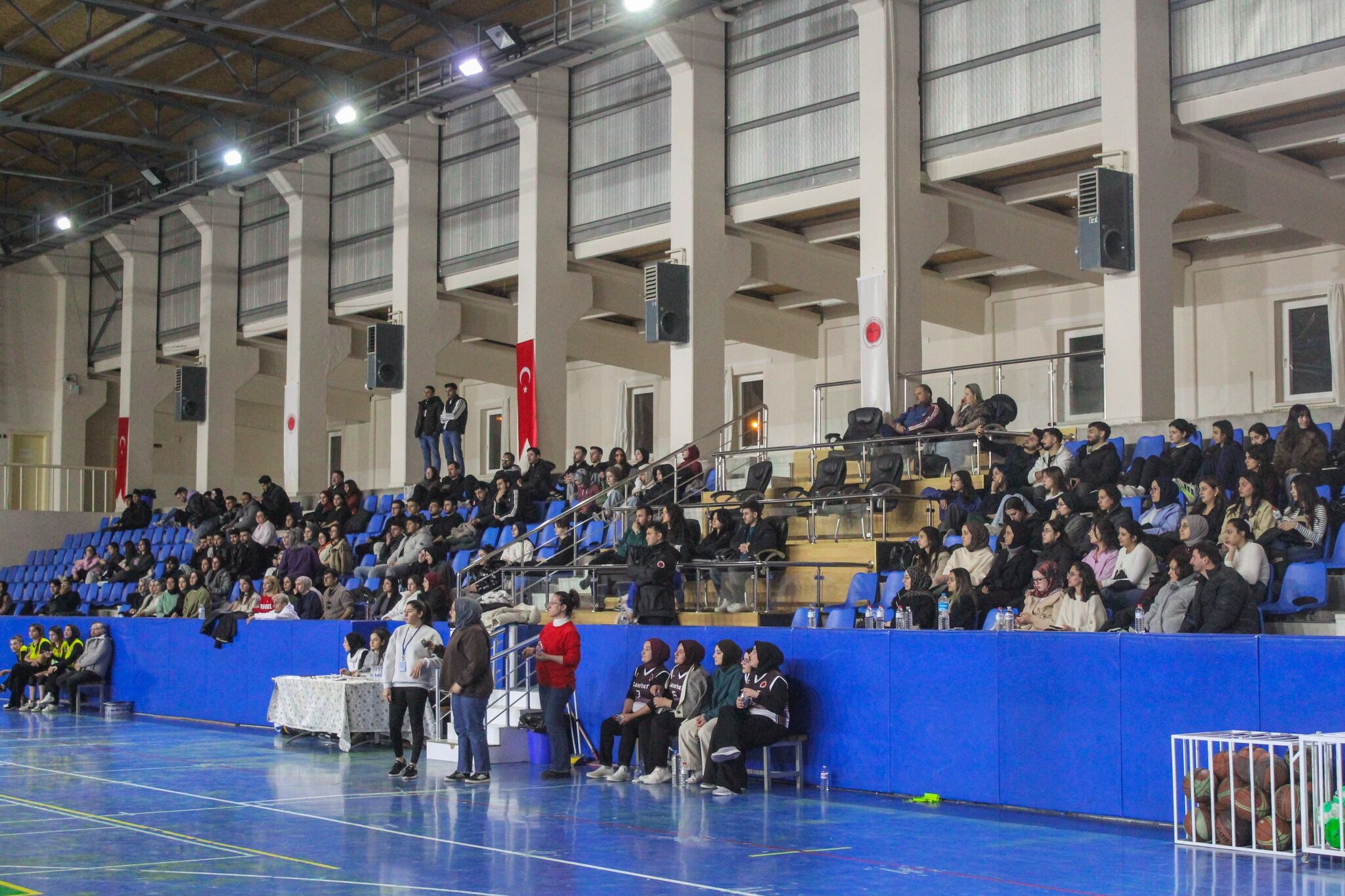 Yozgat Bozok Üniversitesinde Öğrenciler Arasında Spor Kültürünü Yaygınlaştırmak Ve Fakülteler Arası Etkileşimi Artırmak Amacıyla Düzenlenen “Yobü Kadınlar Voleybol Akşam Ligi” Başladı. (3)