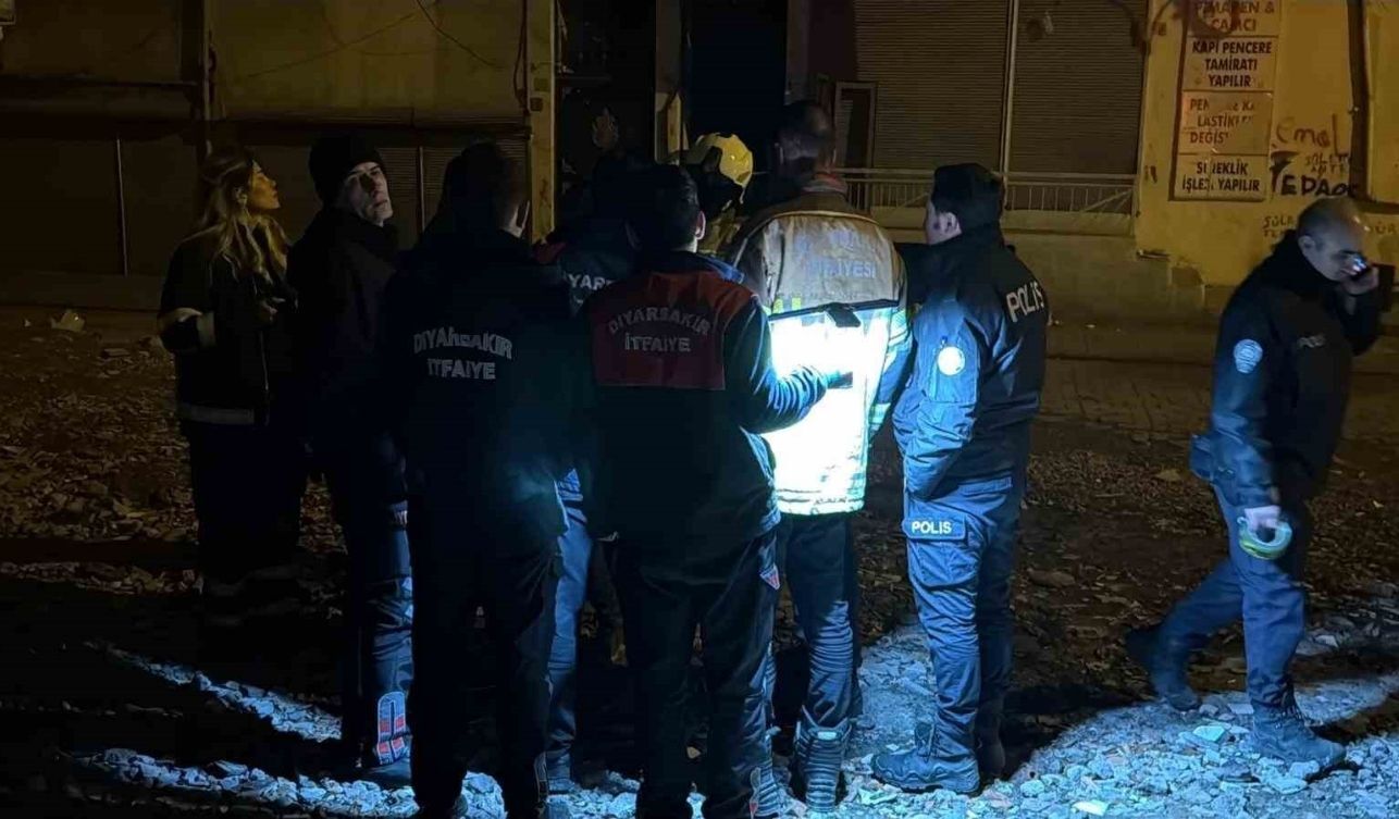 Apartmanda Tehlike Alarmı 8 Katlı Bina Boşaltıldı (2)