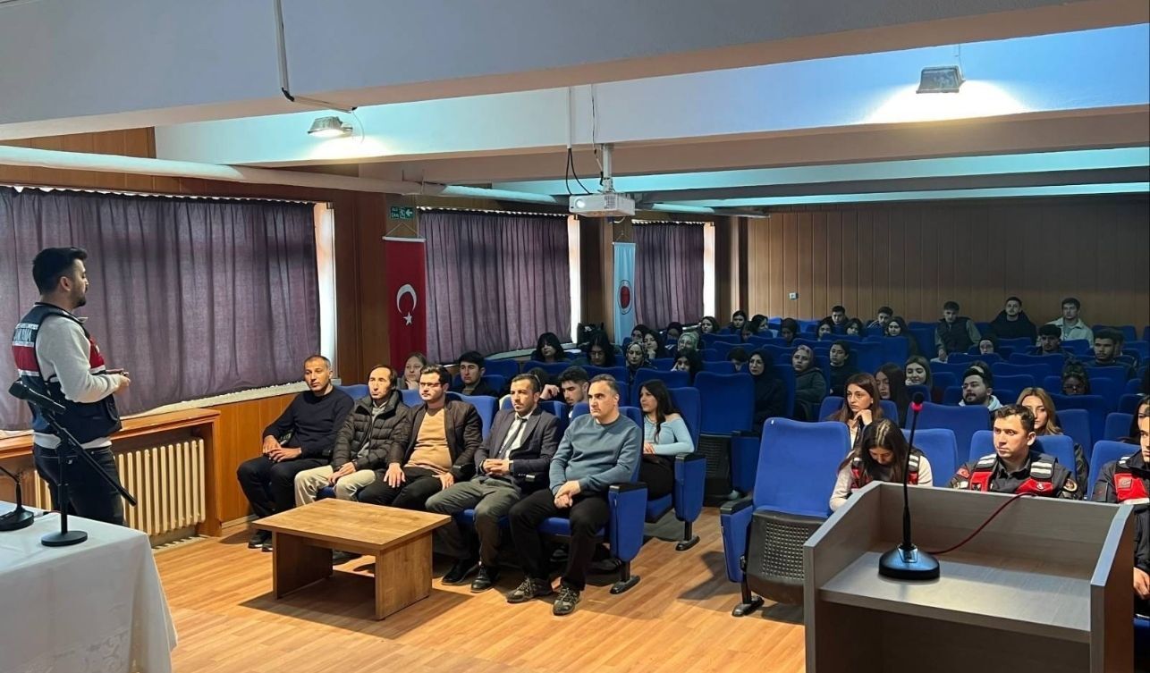 Kadışehri’nde Jandarmadan Öğrencilere Trafik Güvenliği Semineri (2)