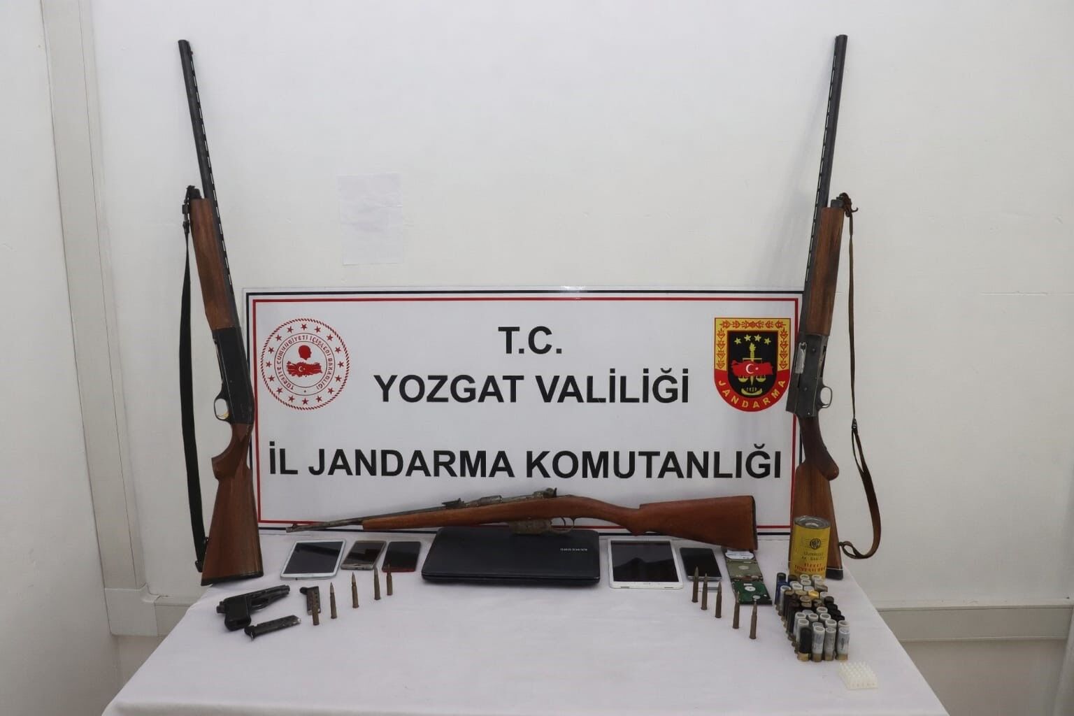 Yozgat'ta Bir Şahsın Evinden Çok Sayıda Tüfek, Tabanca Ve Ateşli Silahlara Ait Mühimmat Ele Geçirildi. (1)