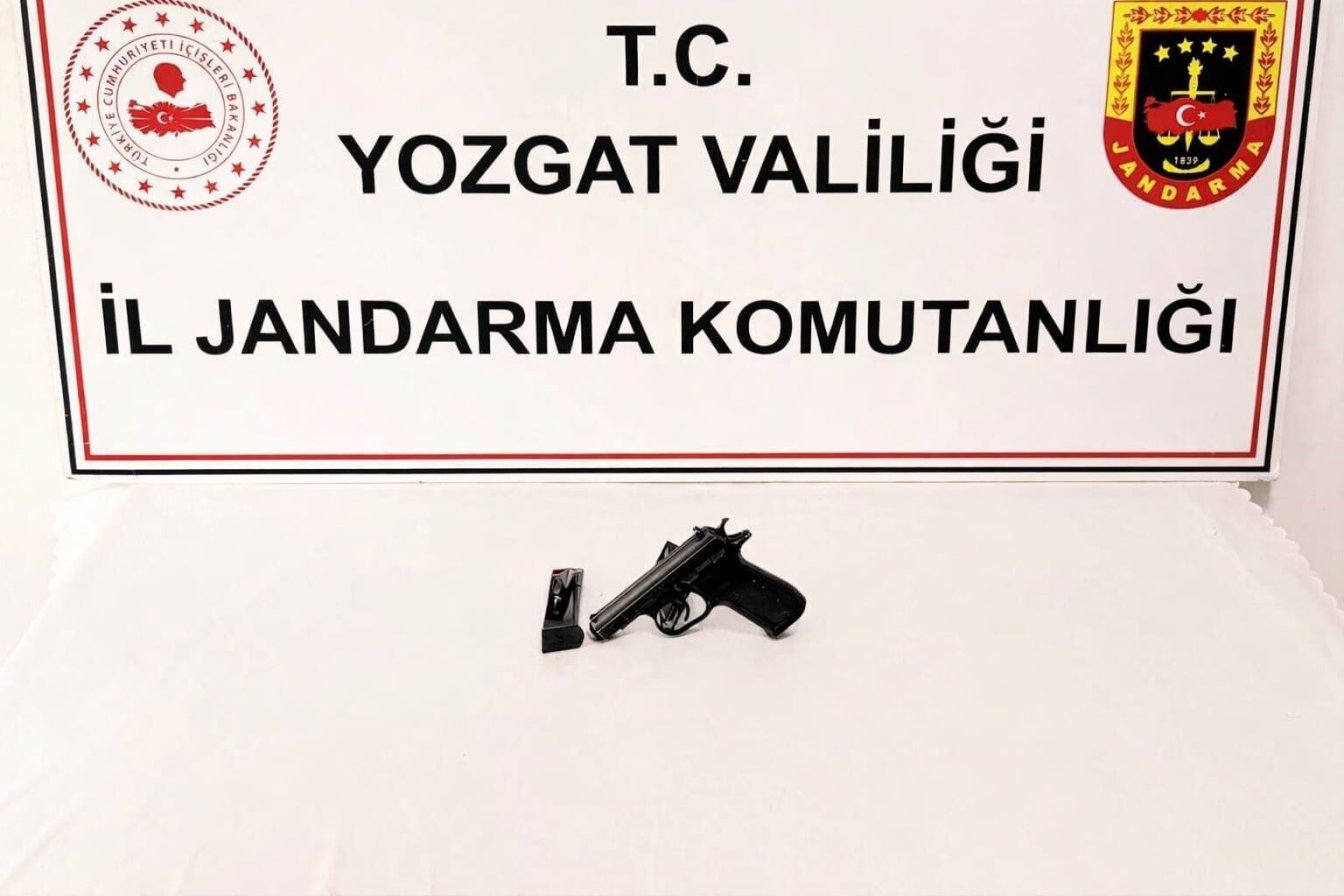 Yozgat'ta Bir Şahsın Evinden Çok Sayıda Tüfek, Tabanca Ve Ateşli Silahlara Ait Mühimmat Ele Geçirildi. (3)