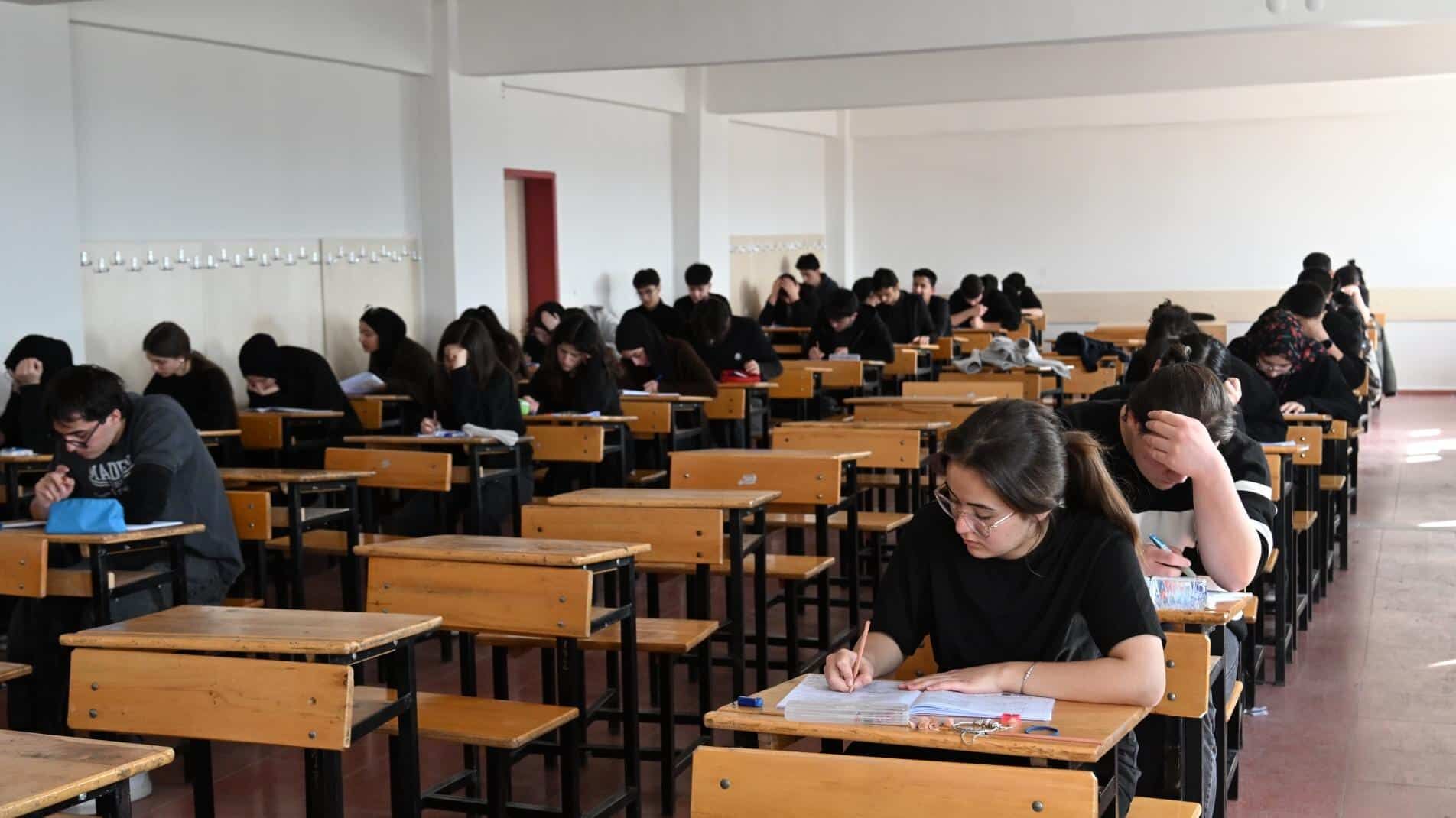 Öğrenciler Sınavlara Hazırlanıyor1
