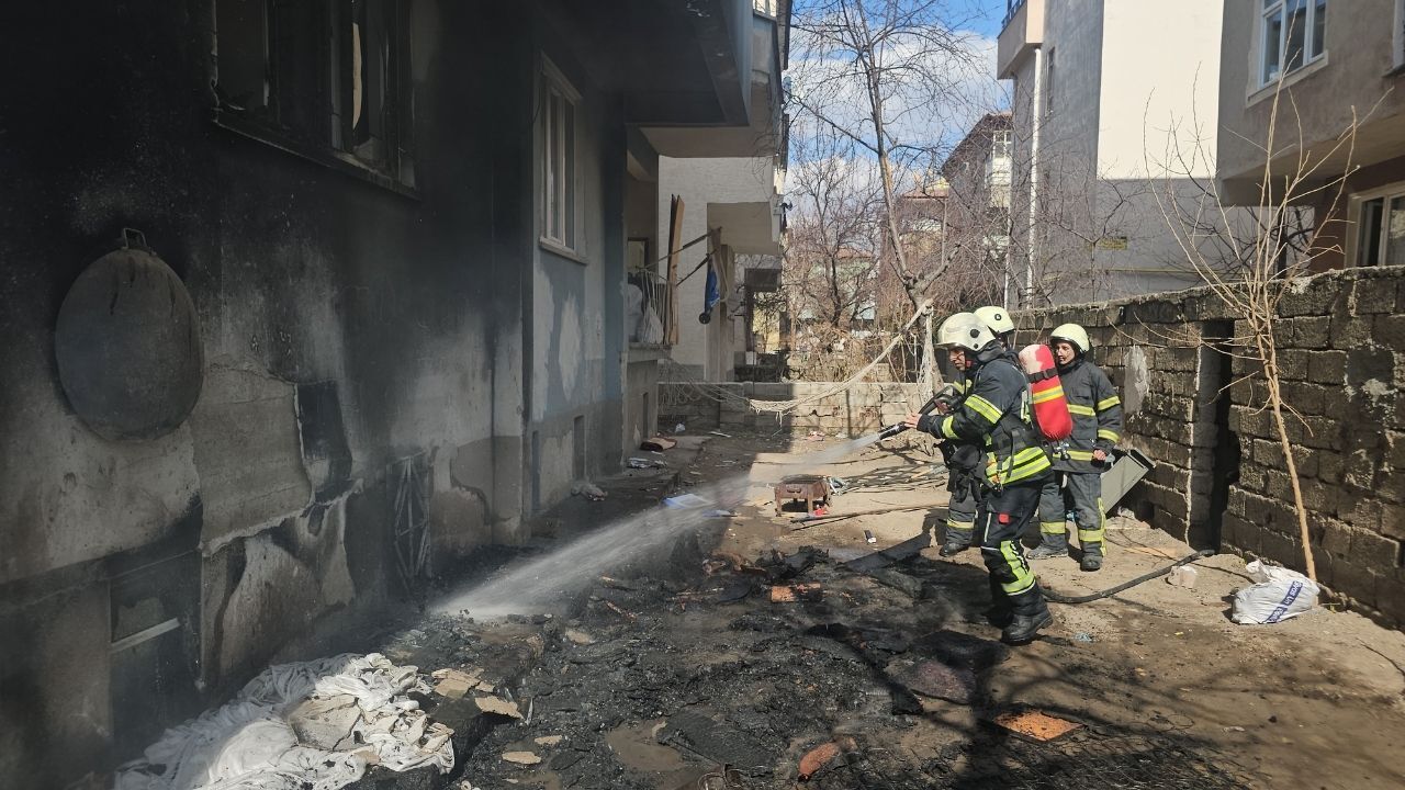 Polis, Kendini Tehlikeye Atarak Yangının Büyümesini Önledi (2)