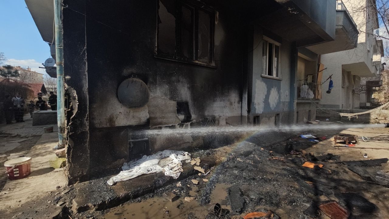 Polis, Kendini Tehlikeye Atarak Yangının Büyümesini Önledi (4)