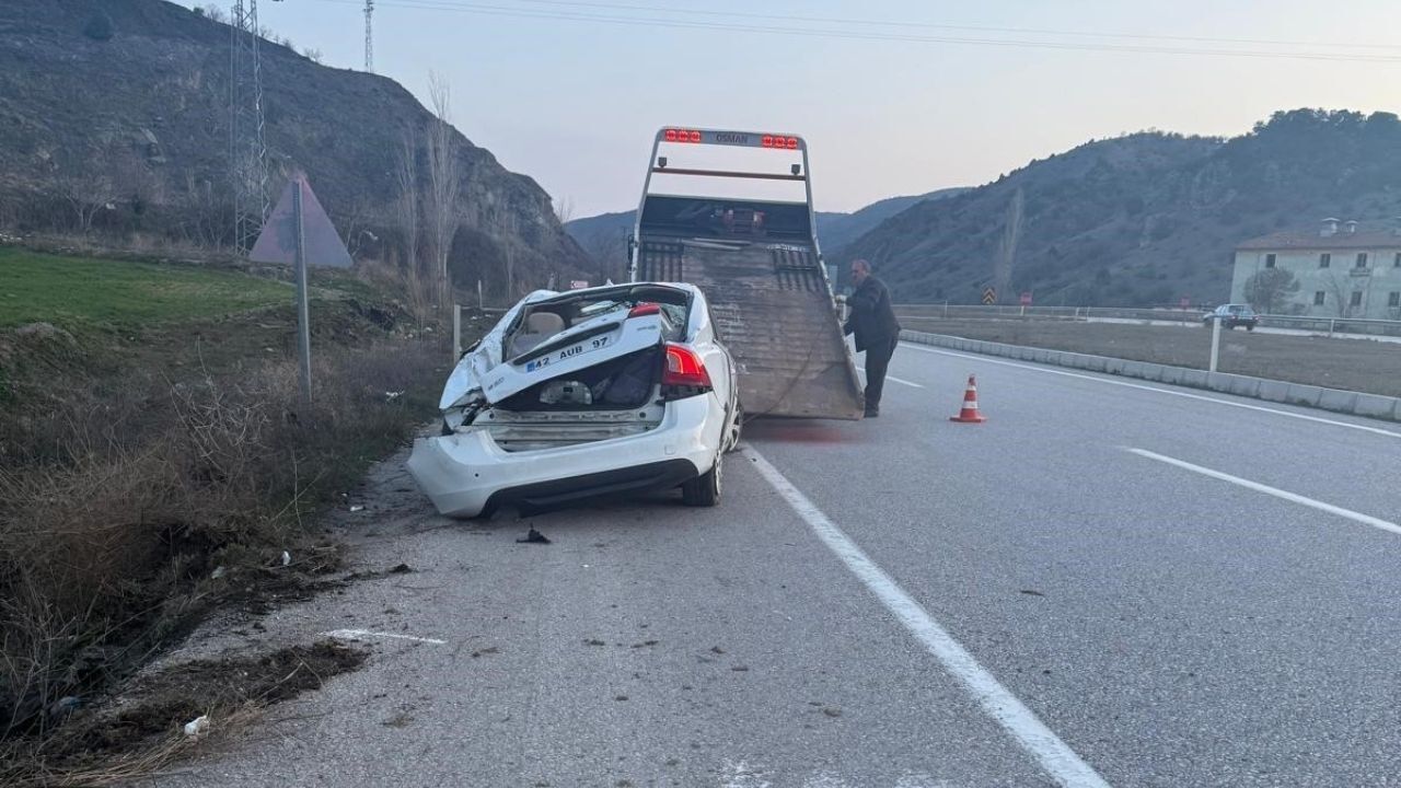 Otomobil Dereye Devrildi 4 Kişi Yaralandı (2)
