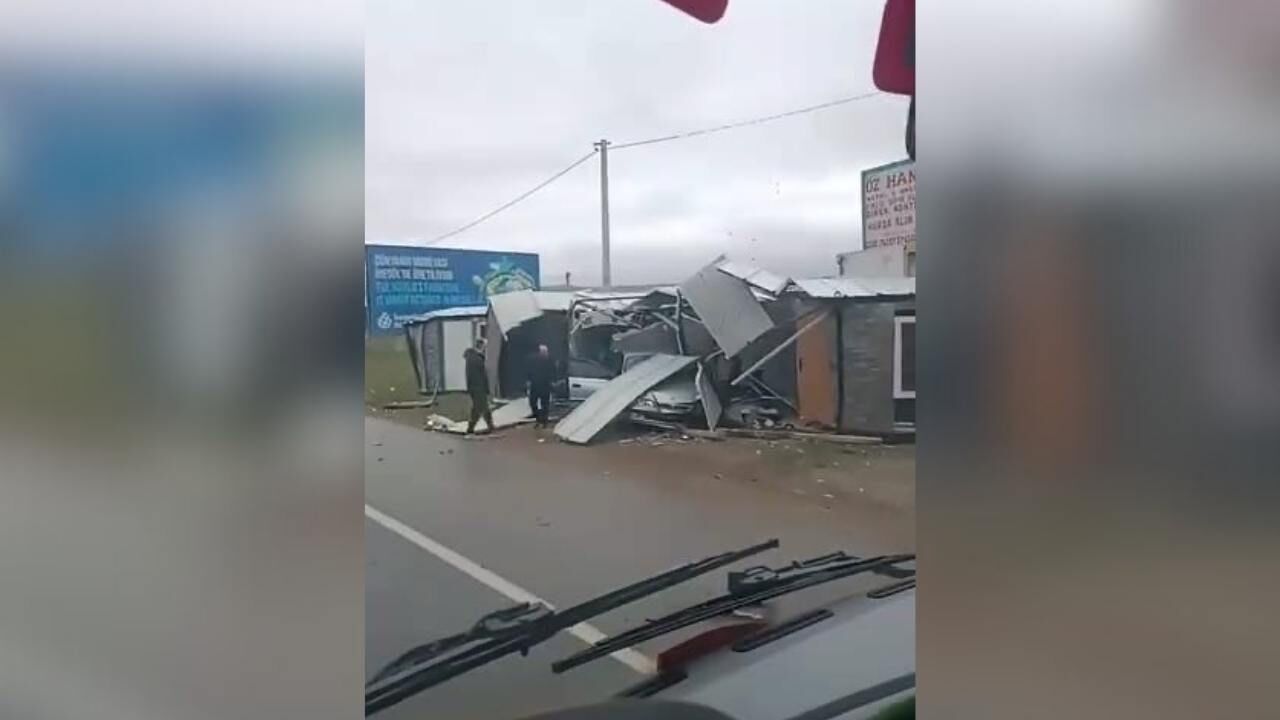 Kontrolden Çıkan Otomobil Prefabrik Yapıya Daldı (1)