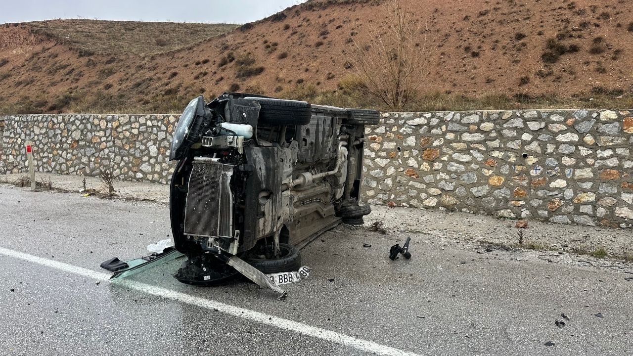 Yozgat Çorum Karayolunda Kaza 5 Kişi Yaralandı (3)-1