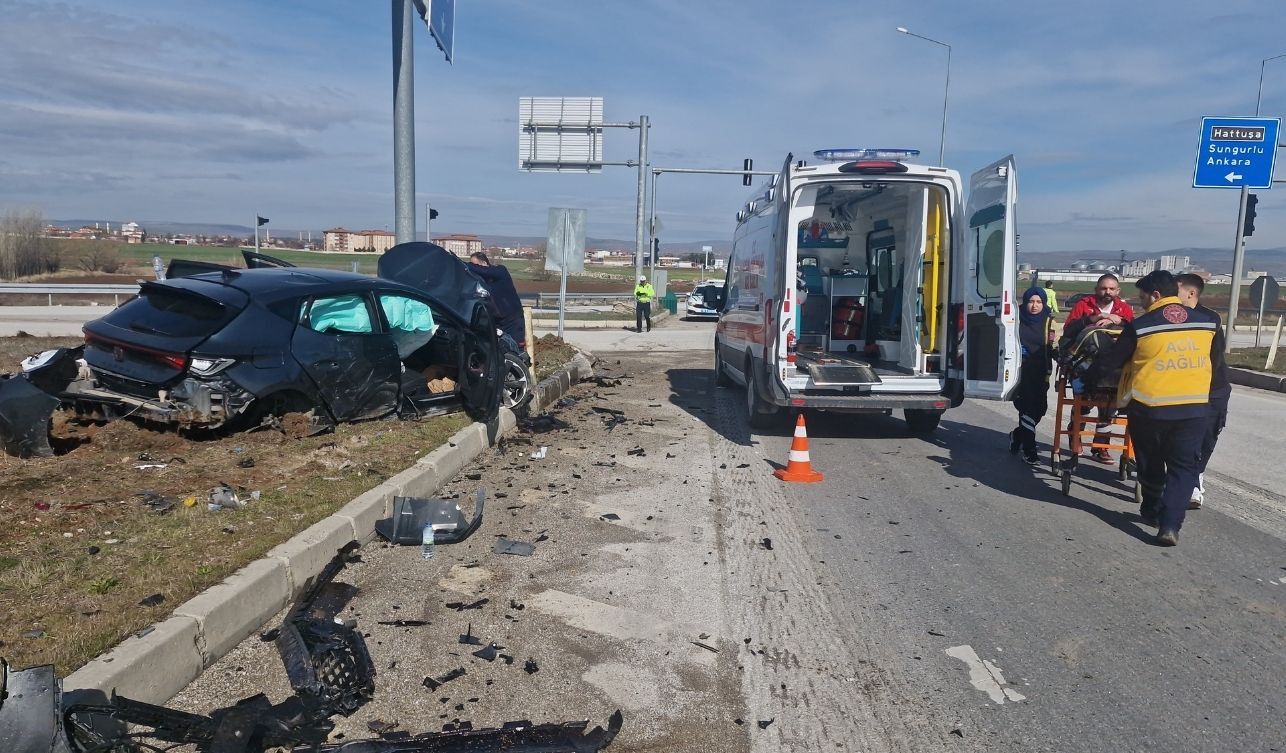Bayram Dönüşü Feci Kaza 1'I Çocuk 6 Yaralı (3)