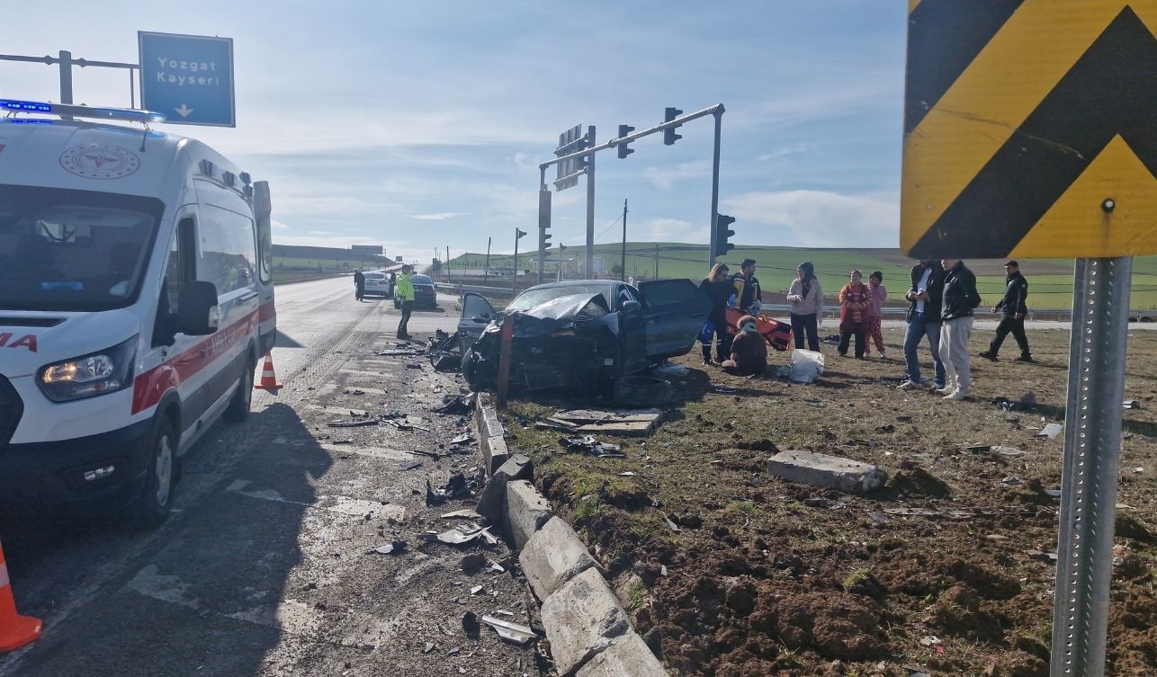 Bayram Dönüşü Feci Kaza 1'I Çocuk 6 Yaralı (4)