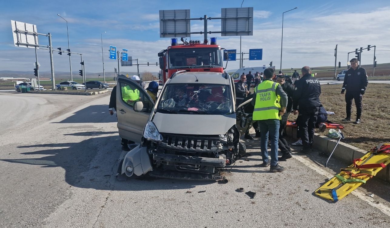 Bayram Dönüşü Feci Kaza 1'I Çocuk 6 Yaralı (5)