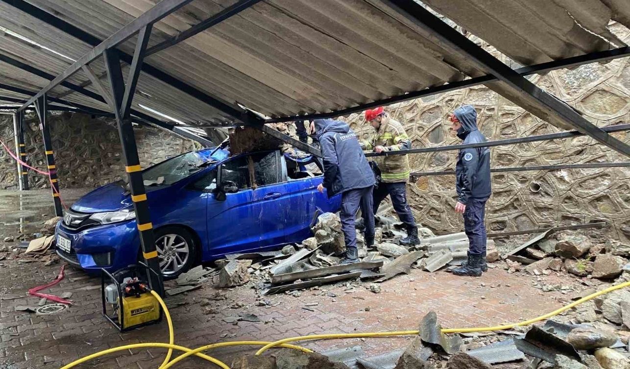 Yağış Sonrası Istinat Duvarı Çöktü 3 Lüks Otomobil Hasar Gördü (1)