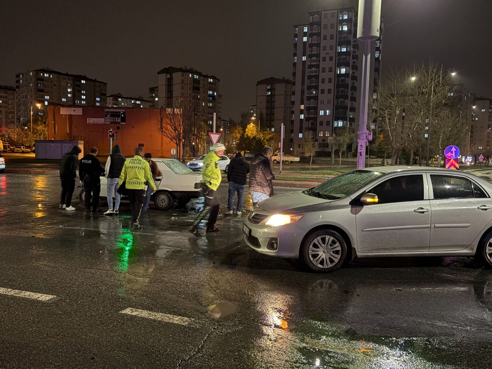 İki Otomobil Çarpıştı! Tofaş Kağıt Gibi Ezildi (4)