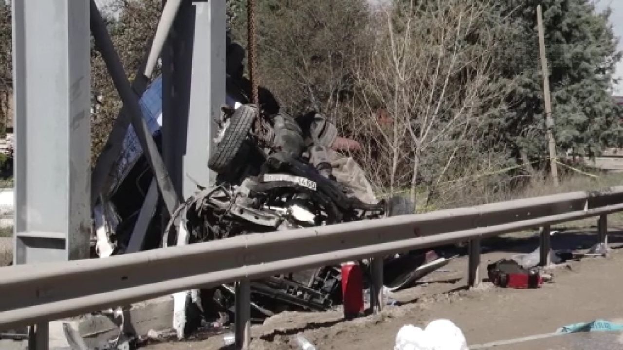 Otobüs Üst Geçide Çarptı 4 Ölü, 13 Yaralı