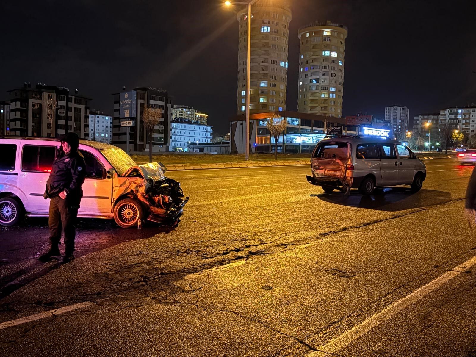 Arızalı Minibüse Çarptı (1)