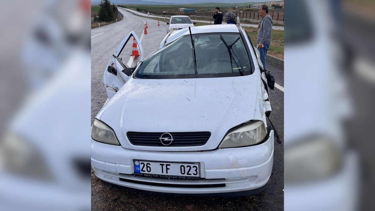 Islak Yolda Kontrolden Çıkan Araç Takla Attı3 (2)