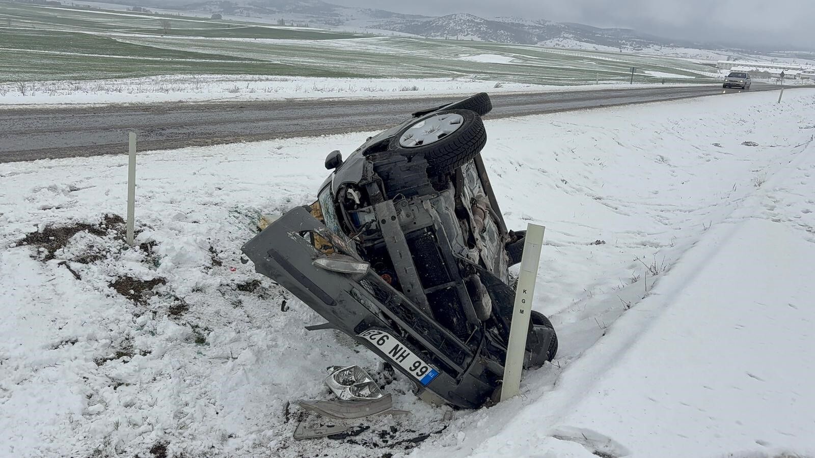 Yozgat'ta Otomobil Yan Yattı (1)