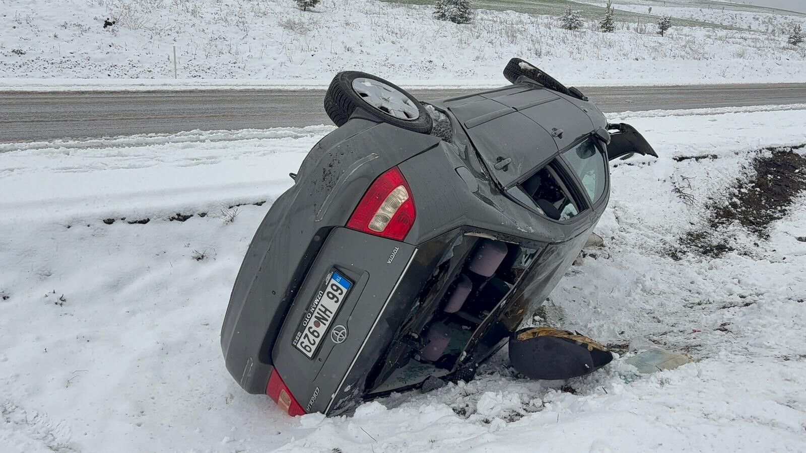 Yozgat'ta Otomobil Yan Yattı (3)