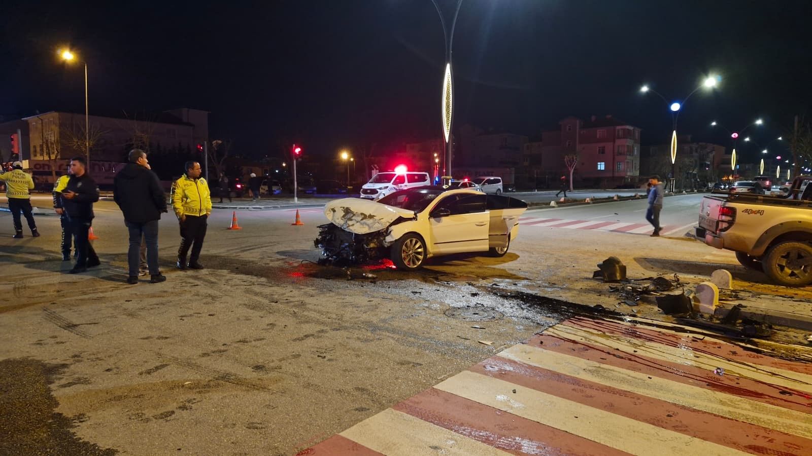 Pikap Ile Otomobil Çarpıştı! Ortalık Savaş Alanına Döndü (2)