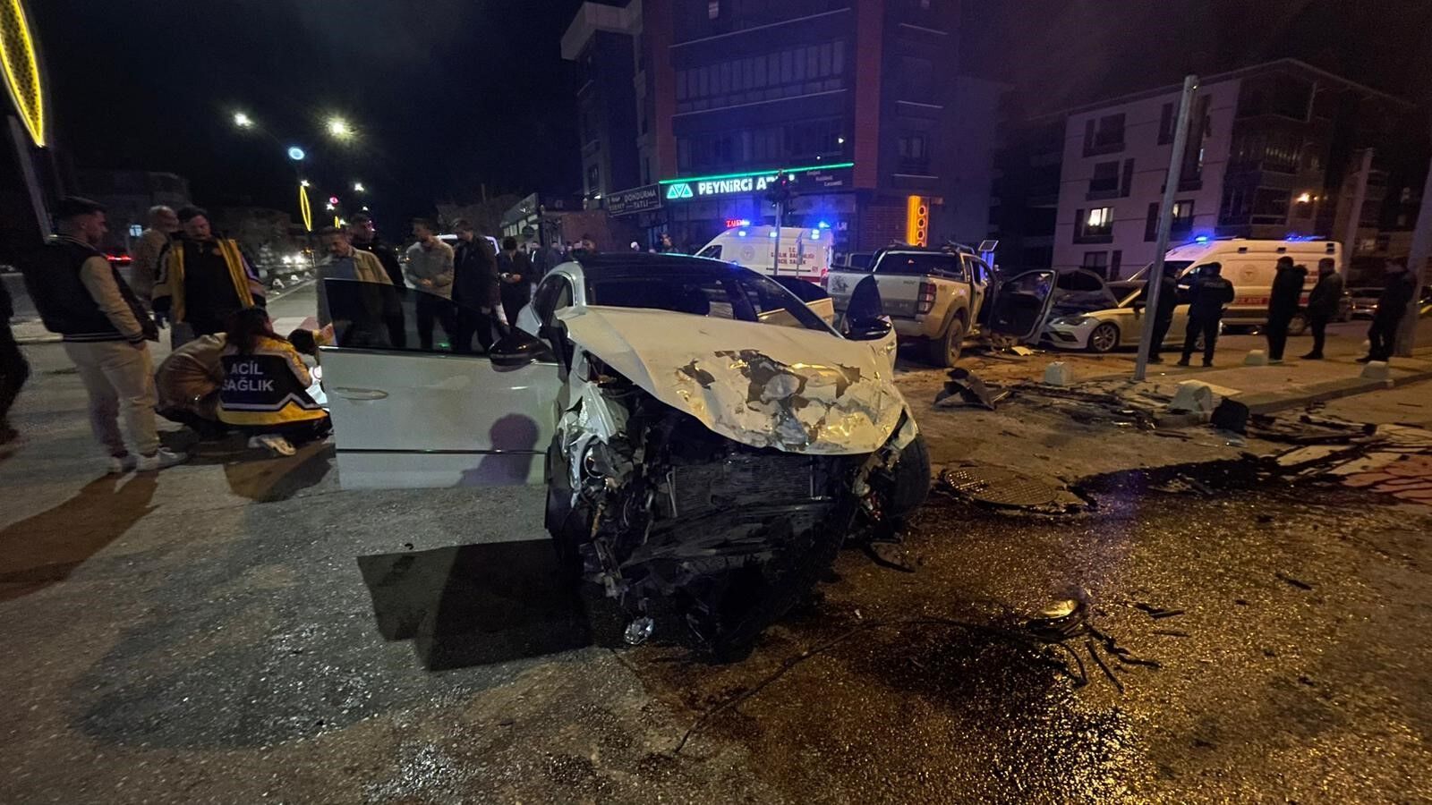 Pikap Ile Otomobil Çarpıştı! Ortalık Savaş Alanına Döndü (4)