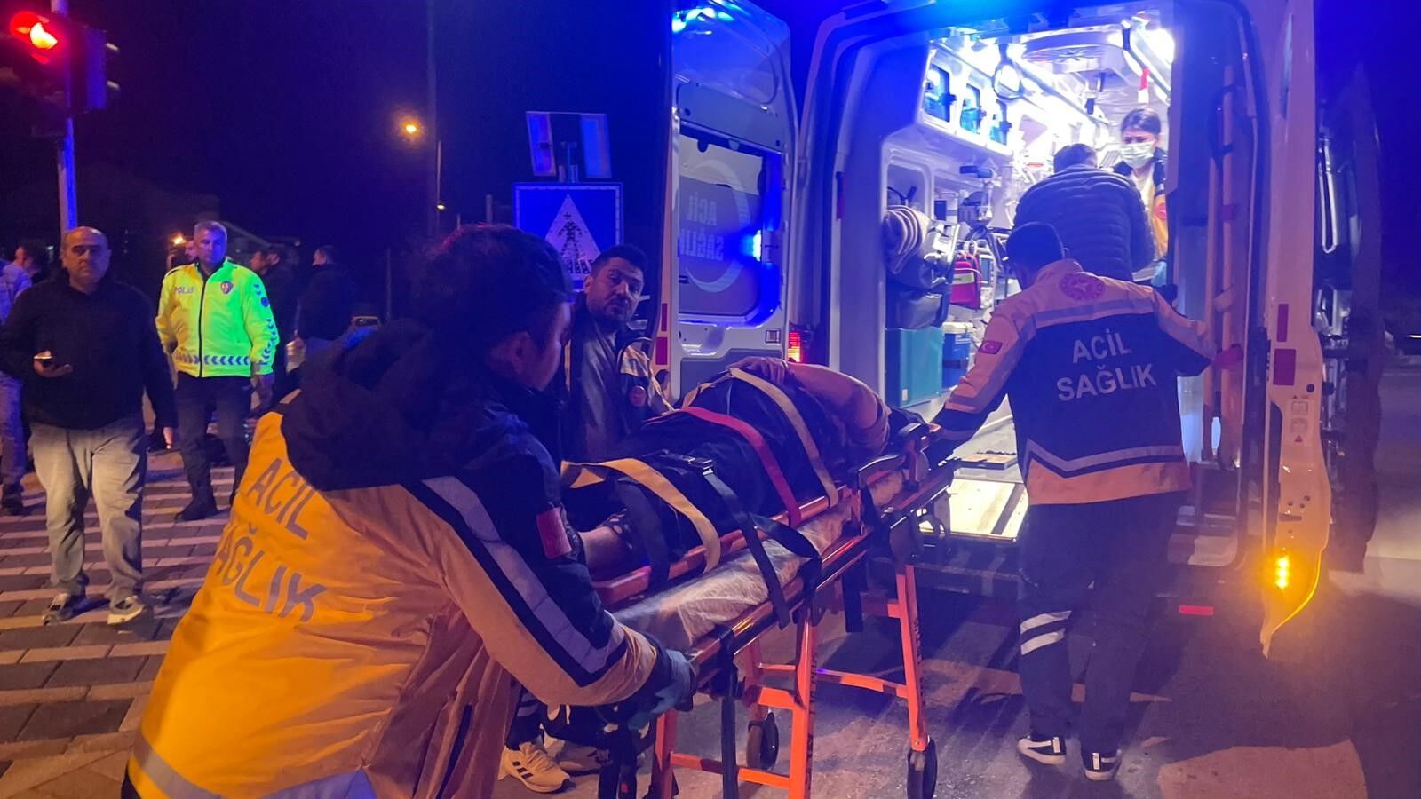 Pikap Ile Otomobil Çarpıştı! Ortalık Savaş Alanına Döndü (5)