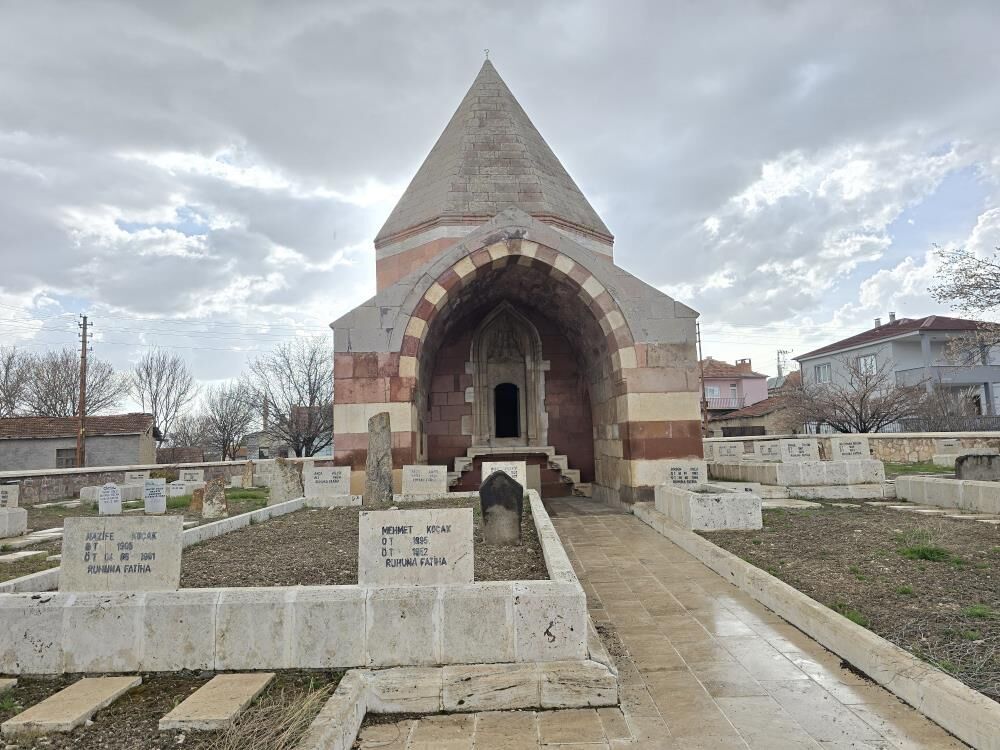 Asırlık Türbe Tarihe Işık Tutuyor 2