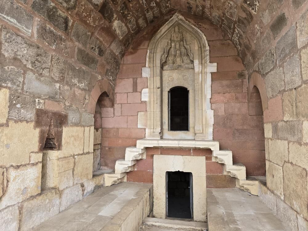 Asırlık Türbe Tarihe Işık Tutuyor 4
