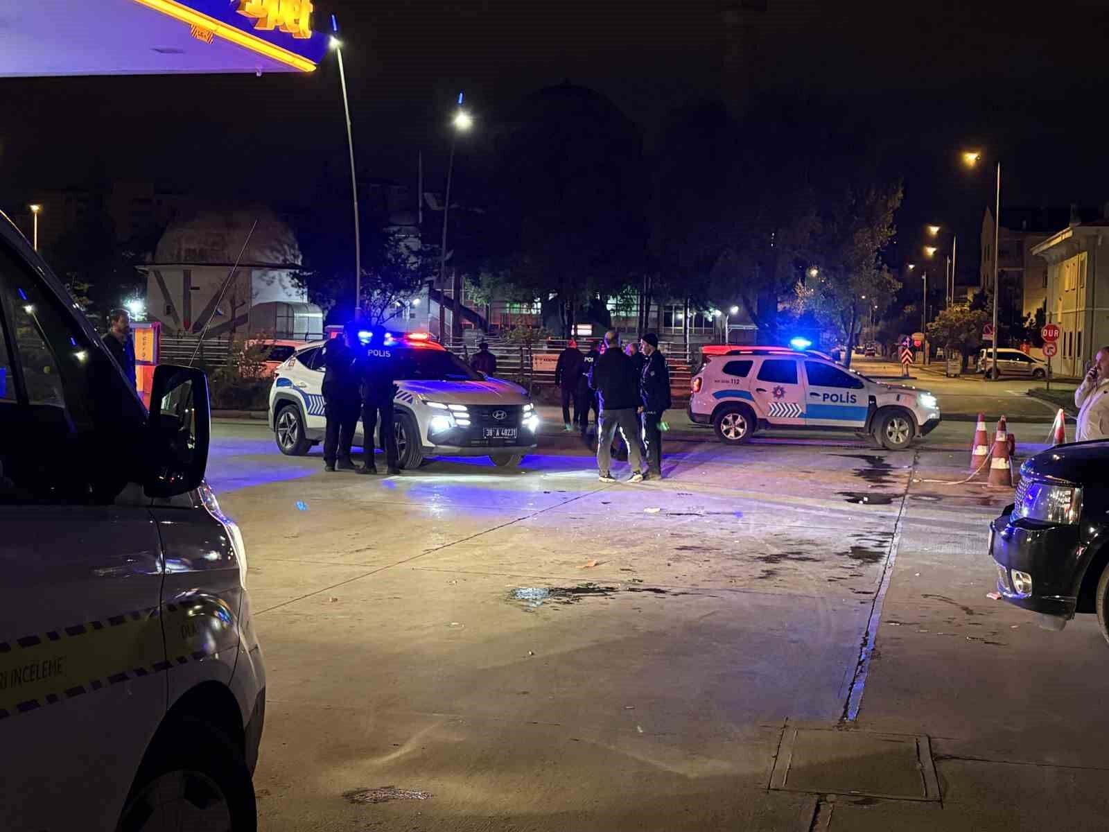 Akaryakıt Istasyonunda Bıçaklı Kavga 1 Ölü, 2 Yaralı (2)