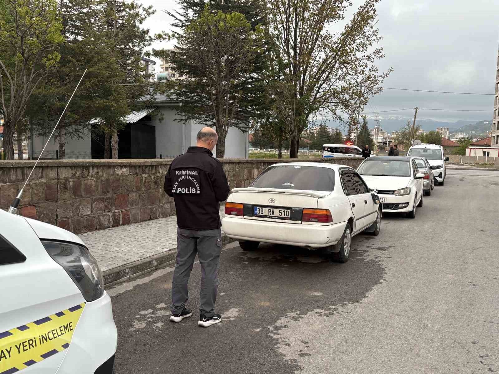 Cinayet Şüphelilerinin Kaçtıkları Otomobil Ikametlerinin Yakınında Bulundu