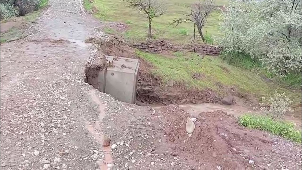 Yozgat’ta Sağanak Yağış Yollara Ve Köprülere Zarar Verdi (2)