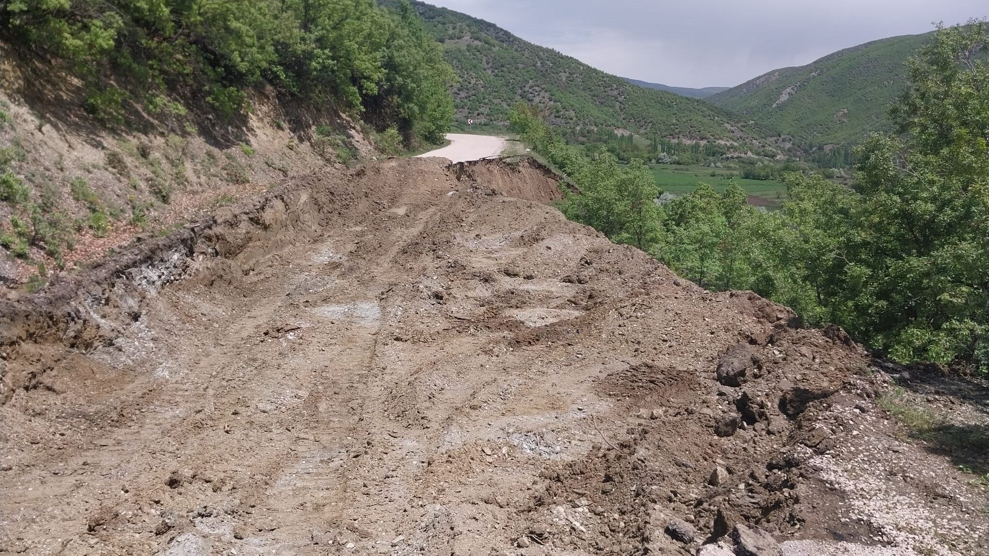 Köy Yolunda Heyelan Meydana Geldi (2)