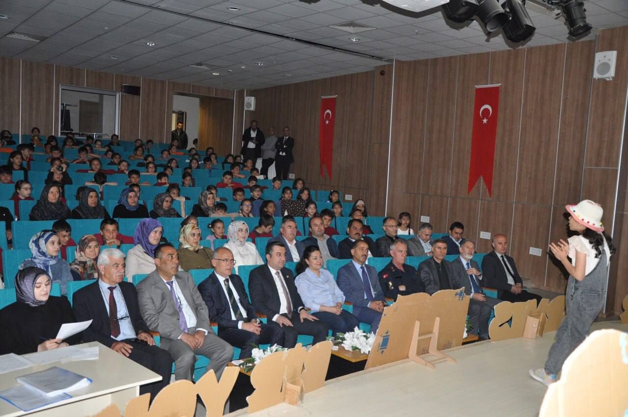 Masallar Sahnede Hayat Buldu2
