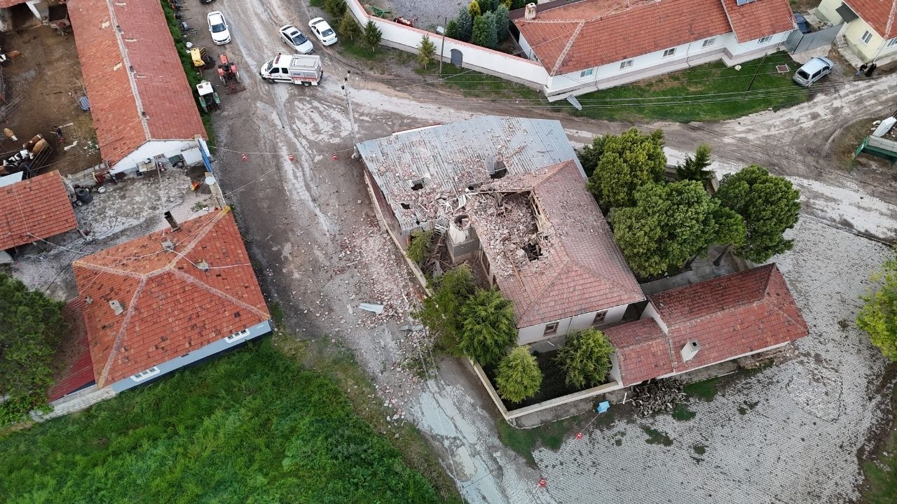Camiye Yıldırım Düştü (1)