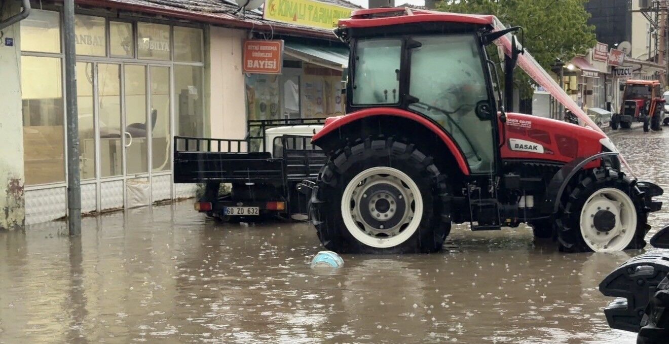 Sağanak Ve Dolu Etkili Oldu İş Yerlerini Su Bastı (1)