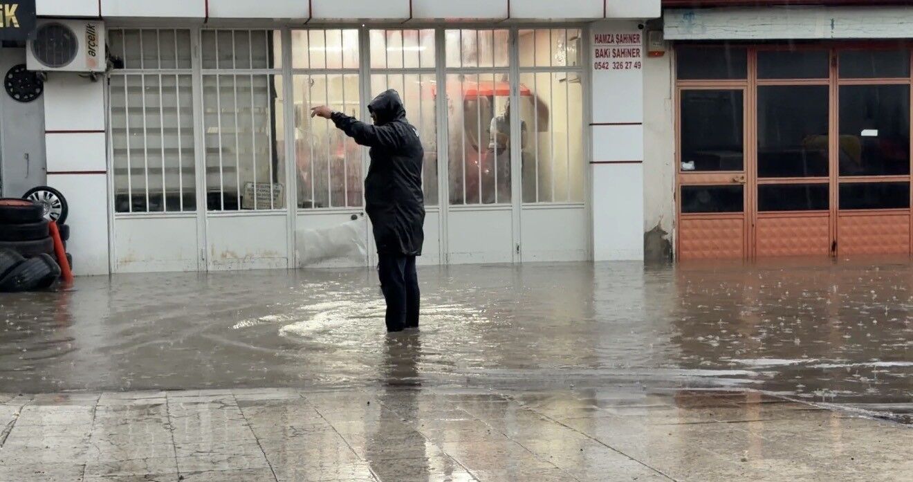 Sağanak Ve Dolu Etkili Oldu İş Yerlerini Su Bastı (2)