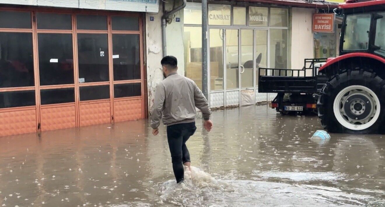 Sağanak Ve Dolu Etkili Oldu İş Yerlerini Su Bastı (4)
