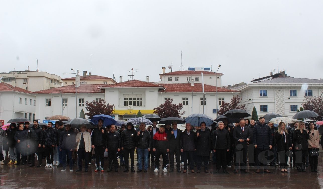 Gençlik Haftası Kapsamında Cumhuriyet Meydanı’nda Çelenk Sunma Töreni Düzenlendi (4)